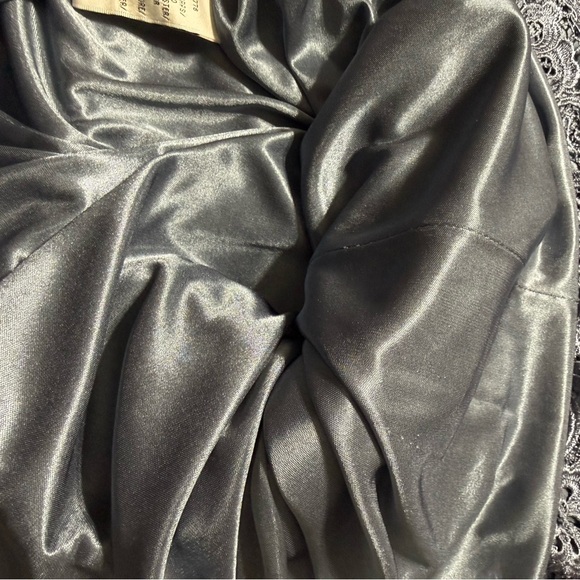 Elegant Lace Dress in Grey - Picture 4 of 9